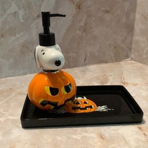 Peanuts: Halloween theme soap/ lotion dispenser with plater